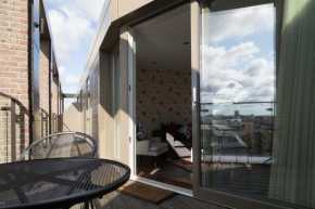 Exquisite Penthouse, 2 mins walk from Cambridge Station, lift access, secured gated on-site parking, self check-in, SUPER Fast WIFI, Terrace & Sleeps 6